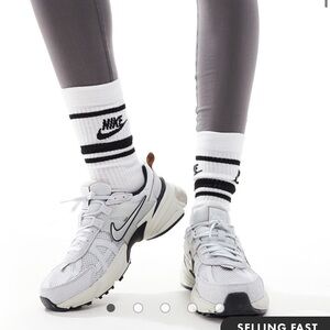 Nike V2K Run Sneakers in gray sz 8